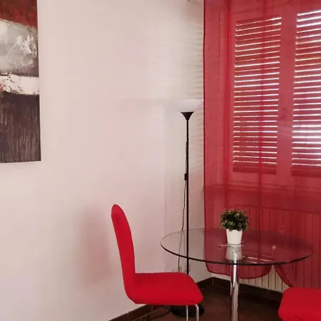 Rosso Magenta - Luminoso Loft In Centro E A Due Passi Dalla Stazione Appartamento *
