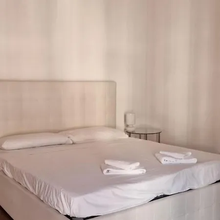 Rosso Magenta - Luminoso Loft In Centro E A Due Passi Dalla Stazione Apartamento *